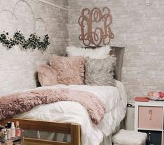 White Brick Wallpaper Bedroom, Brick Wallpaper Bedroom, Box Room Bedroom Ideas, White Dorm Room, College Bedroom Decor, College Dorm Room Inspiration, Simple Bedroom Decor, Dorm Sweet Dorm, Dorm Inspiration