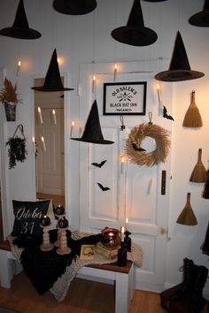 Halloween Deko decor schwebende Kerzen Hüte Witchy Bachelorette, Halloween Cottage, Dark Living Room Ideas, Home Decor Ideas Kitchen, Halloween Living Room, Home Decor Apartment, Wallpapers Home, Halloween 23, Decor Ideas Kitchen