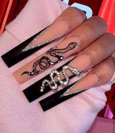 Black French tip nails with snakes & glitter Ongles Bling Bling, Fake Nails Long, Valentine Nails, Manicure Tips, French Tip Acrylic Nails, Coffin Press On Nails, Fake Nails With Glue, Negroni, Stick On Nails