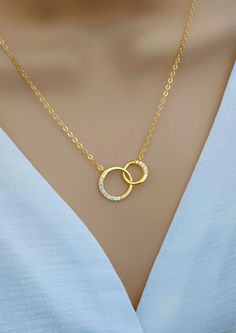 💖 Imagine the moment when you present her with this gorgeous interlocking circles necklace? A beautiful keepsake she can treasure forever.  💖 Beautiful and unique design with the two circles representing infinite love and a bond that can never broken  Why Choose Our Mother and Daughter Necklace?  ✨ Premium Quality & Superior Craftsmanship - 14K Gold and Sterling Silver ✨So pretty and absolutely gorgeous, she is sure to fall in love upon first glance. ✨ Unique and Beautiful Design ✨2 Interlocki Double Circle Necklace, Circle Rings, Eternity Necklace, Interlocking Circle Necklace, Necklace Infinity, Mangalsutra Design, Original Necklace, Friendship Necklace, Rings Necklace