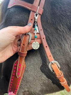 Saddle/Bridle charm clips.comes with a key ring and clip to make attaching to saddle or bridle easy. available in other beads and colors. Visit my Facebook page Spirit Feather Designs to see more options or I can send photos upon request. Saddle Charms, Cowgirl Accessories, Saddle Accessories, Western Tack, Western Horse Tack, Showing Livestock, Horse And Rider