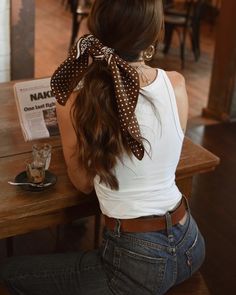 Isabella vitiello | cora reilly Ways To Wear A Scarf, Denim Outfits, Foto Tips, Outfit Jeans, How To Wear Scarves, Vintage Scarf, Date Outfits, 가을 패션