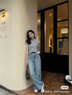 Korean Celebrities Fashion, Tita Outfit Ideas, Casual Korean Outfits, Korean Jeans Outfit, Ootd Korean Style Casual, Korea Summer Fashion, Jeans Outfit Korean, Korean College Outfits, Fotografi Fesyen