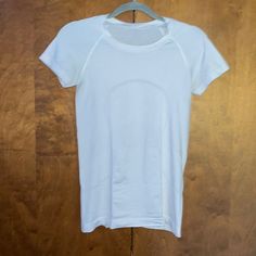 Lululemon - White Swiftly Tech Short-Sleeve White Lululemon Shirt, Lululemon Tshirts, White Swiftly Tech, Workout Stuff, White Short Sleeve Shirt