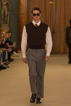 Baldessarini Fall 2024 Menswear https://www.vogue.com/fashion-shows/fall-2024-menswear/baldessarini/slideshow/collection#20 Journalist Aesthetic Outfit, Aesthetic Male Outfits, Sweater Outfits Men, Mens Smart Casual Outfits, Classy Suits, Classy Outfits Men, 사진 촬영 포즈, Dad Fashion