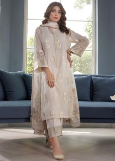 Pakistani Fancy Dresses, Pakistani Dresses Casual, Pakistani Fashion Party Wear, Beautiful Pakistani Dresses, Salwar Kamiz, Simple Pakistani Dresses, Designer Party Wear Dresses, Designer Dresses Casual, Boutique Dress Designs