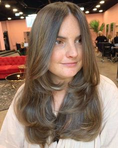 Round Face Haircuts Long, Flattering Haircuts For Round Faces, Medium Hair Round Face, Round Face Hairstyles Long, Round Haircut, Haircuts For Round Face Shape, Haircuts For Round Faces, Flattering Haircuts, Dunner Wordend Haar