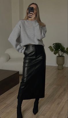 City Outfits Fall, Outfits Leather Skirt, New York City Outfits Fall, Fall New York Outfits, Nyc Outfits Fall, Fall Nyc Outfits, New York Outfits Fall, Leather Pencil Skirt Outfit, Outfits For Autumn