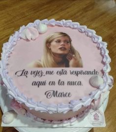 a birthday cake with a woman's face on the top and words written in spanish