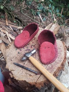 Making holes for the laces of the baby moccasins Making Moccasins, Baby Moccasins, Star Diy, Printable Patterns, Diy Baby, Leather Diy, Toddler Kids, Diy Baby Stuff