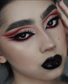 Aesthetic Makeup Wallpaper, Classic Hybrid Lashes, High Fashion Makeup Editorial, Maquillage Goth, Wallpaper Makeup, Hybrid Lashes, Goth Makeup Tutorial, Makeup Wallpaper, Rock Makeup