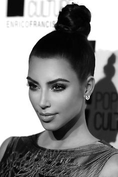 Kim Kardashian Estilo Kim Kardashian, Ideas Maquillaje, Kardashian Makeup, Kim Kardashian Makeup, Kim Kardashian Hair, Estilo Kardashian, Kardashian Hair, Knot Bun