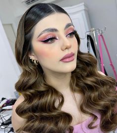 Peinados De Graduacion Suelto, Makeup Buchifresa, Retro Curls, Makeup Ojos, Classy Makeup, Carpet Outfits, Eye Makeup Styles, Hair Upstyles, Red Carpet Outfits