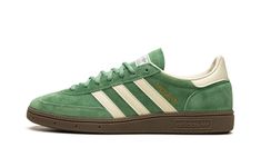 The adidas Handball Spezial “Preloved Green” is a green-based colorway of the classic sneaker.  The “Preloved Green” adidas Handball Spezial features a slightly faded green suede construction with tonal suede overlays.  Cream leather Three Stripes branding on the sides.  Gold “Spezial” and adidas Trefoil logos appear on the lateral side of the mid-panel, while “adidas” branding appears on the white leather heel tab.  A brown sole completes the look.  Release date: March 1, 2024 Green Adidas, Adidas Brand, Black Converse, Adidas Trefoil, Green Sneakers