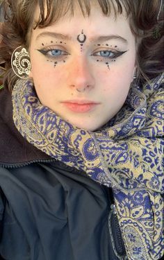 Graphic Winged Liner, Fae Aesthetic Eye Makeup, Fairy Makeup Eyeliner, Starwars Inspired Makeup, Hippies Make Up, Nordic Makeup Viking, Random Makeup Looks, Cosmic Makeup Looks, Weird Eyeliner Looks