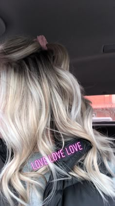 Dark Roots Bleach Blonde Hair, Dark Root Bleach Blonde Hair, Blonde Balayage Close To Roots, Cool Rooted Blonde, Heavy Root Blonde, Blonde Hair Dark Root Smudge, Dark Roots Blonde Short Hair, Blond White Hair With Dark Roots, Blonde On Dark Roots