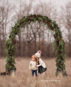 Farm Christmas Mini Sessions, Family Christmas Pictures 2022, Christmas Outdoor Backdrop, Christmas Bench Photo Shoot, Outdoor Christmas Photoshoot Setup Diy, Boho Christmas Photoshoot Outdoor, Winter Mini Session Ideas Outdoor, Christmas Mini Outdoor, Simple Christmas Minis Outdoor