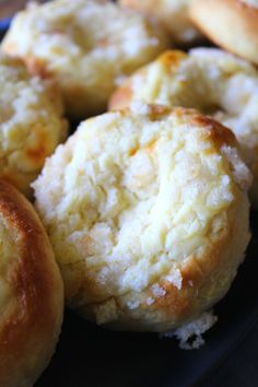 some biscuits are sitting on a blue plate