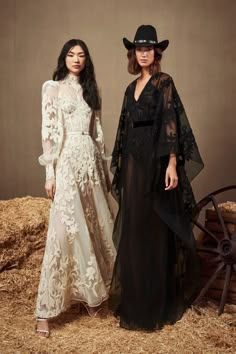 Black And White Dresses, Long Gowns, فستان سهرة, Embroidered Maxi Dress, Stunning Outfits, Zuhair Murad, White Dresses, Abayas Fashion, And Dresses