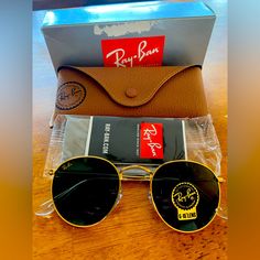 Nwt Ray Ban Sunnies Great Christmas Gift! #Nwt #Chic #Style #Gift Classic Sunglasses With Tinted Lenses As Gift, Gold Tinted Sunglasses For Gift, Original Wayfarer Classic, Ray Ban Women, Round Metal Sunglasses, Aviators Women, Green Sunglasses, Sunglasses Women Aviators, Brown Sunglasses