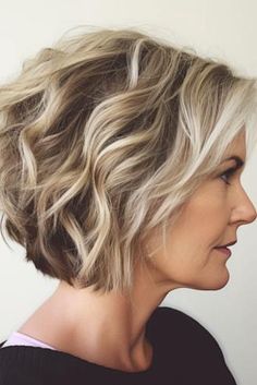 23 Trendy Hairstyles for Women Over 40 in 2024 – Chic & Timeless Cuts! Blonde Hair Over 50, Short Textured Bob, Over 40 Hairstyles, Fine Hair Styles For Women, Bob Haircut For Round Face, Modern Short Hairstyles, Sassy Haircuts, Summer Haircuts, Short Hairstyles For Thick Hair