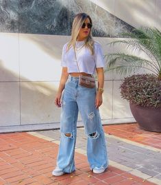 Smart Casual Jeans, Trending Bags, Outfit Informal, Wide Leg Jeans Outfit, Modest Casual Outfits, Outfits Con Jeans, Outfits For Mexico, Fendi Bag, 70s Vibes