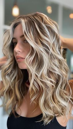 20 Platinum Blonde Highlights to Transform Your Look Striking Hair Color Highlights, Fall Blonde Highlights And Lowlights, Funky Blonde Hair, Hair Colors For Olive Skin, Blonde Highlights Ideas, Healthy Blonde Hair, Chunky Blonde Highlights, Bday Hair, Curled Hairstyles For Medium Hair