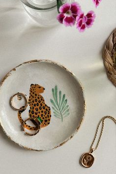 Leopard trinket dish for jewellery Clay Decor, Parcel Box, Air Dry Clay Projects, Handmade Packaging, Pottery Painting Designs, Clay Diy Projects, Diy Ceramic, Keramik Design