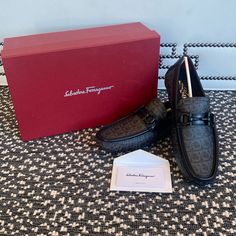 The Ferragamo Men's Parigi 19 Logo Driver Features Gancini Patterned Leather Uppers With A Gancini “Horse”Bit Across The Vamp, Leather Linings, Cushioned Leather Footbeds, And Rubber Driver Outsoles. Color: Grigio. Men’s Size 8 1/2 Ee. Made In Italy. Brand New With Box, Shoe Dust Bags, & Card. These Shoes Are Stunning!! Perfect As Your First Pair Of Luxury Shoes Or To Add To Your Collection!! Designer Calf Leather Loafers With Textured Sole, Luxury Leather Shoes With Rubber Sole, Designer Leather Shoes With Removable Insole For Galas, Designer Leather Shoes With Moc Toe, Luxury Loafers With Textured Sole, Designer Leather Shoes With Leather Sole, Luxury Leather Shoes With Textured Sole And Moc Toe, Luxury Leather Moc Toe Shoes With Removable Insole, Luxury Leather Shoes With Textured Sole