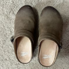 Like New - Worn 3 Times - Dansko Berry Slip-On Mule Clogs For Women. Mushroom Color. Comfortable Clogs With Ortholite Insole, Slip-on Clogs With Ortholite Insole And Round Toe, Comfortable Closed Toe Clogs With Leather Footbed, Comfortable Clogs With Removable Insole, Comfortable Closed Toe Clogs With Cushioned Footbed, Brown Clogs With Ortholite Insole And Round Toe, Comfortable Closed Toe Clogs With Arch Support, Mushroom Color, Clogs For Women