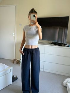 Linen trousers. Basic outfit. Navy blue. Daisy. Slick back hair Autumn Trousers Outfit, Cute Outfit Ideas For School 2024, Cute Linen Pants Outfit, Outfit Inspo Linen Pants, Blue Trousers Outfit Aesthetic, Linen Blue Pants Outfit, Outfits For Grey Sweatpants, Dark Blue Pants Outfit Women, How To Style Navy Blue Sweatpants