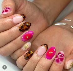 Nails Design Funky, Gel Nail Designs Colorful, Nye Nails Square, Original Nails Designs, Nail Ideas Short Almond, Simple Winter Nails Short, Country Concert Nails, Free Style Nails, Aura Nail Designs