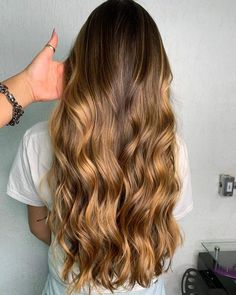 Cabelos Loiros: Escolha Os Tons Que Estão Em Alta Em 2021 Balayage Hair Blonde Long, Caramel Blonde Hair, Warm Blonde Hair, Hello Hair, Brown Hair Inspo, Balayage Hair Blonde, Hair Maintenance, Beautiful Long Hair, Hair Transformation