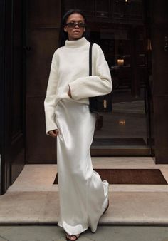 Winter white monochrome outfit with silk maxi slip skirt, oversized sweater turtleneck, sandals, and black shoulder bag Silk Skirt Outfit, White Skirt Outfits, Style Désinvolte Chic, Turtleneck Outfit, Estilo Indie, Silk Maxi Skirt