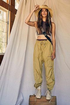 Desert Vibes Outfit, Trekking Outfit Women, Free People Spring, Exercise Outfits, Mountain Outfit, Summer Apparel, Free People Activewear, Figure Poses