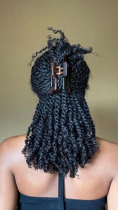 Mini twists summer hairstyle on natural hair, half up half down, claw clip on natural hair, Summer Black Hairstyles, Mini Twists Natural Hair, Flips Hair, Twists Hairstyles, Twisted Hair, Quick Natural Hair Styles, Twist Styles, Pelo Afro