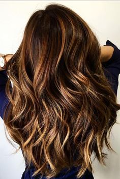 Resultado de imagen para El Balayage 2 Ors castaños Highlighted Wigs, London Hair, Blonde Shades, Brown Hair With Caramel Highlights, Highlighted Hair, Blond Balayage, Waves Hair, Long Haircuts, Wavy Style