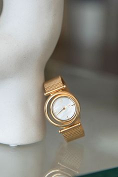 Round women's watch with a pearl dial Timeless Gold Watches With Rotating Bezel, Gold Timeless Watch With Rotating Bezel, Elegant Gold Jewelry With Round Case, Elegant Round Case Watches, Elegant Jewelry With Rotating Bezel And Round Dial, Elegant Round Case Watch For Gift, Pearl Watch, Round Watch, Mesh Bracelet