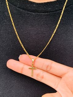 2mm dünne Gold Filled Figaro Kette mit einfachem Kreuz Anhänger. Die Kette kann auf zwei Arten getragen werden- mit oder ohne Anhänger. Lux-Herren-Statement-Stücke, die allein, in Schichten oder mit unserer Anhängerkollektion getragen werden können! Schlichte und zeitlose Stücke, die zu seinem Lieblingsaccessoire wurden. Machen Sie dies zum perfekten Geschenk für ihn! Kreuz kann leicht abgeschoben werden so kann die Kette mit oder ohne getragen werden. Unsere Gold-filled Accessoires sind anlaufg Men's Gold Cross Necklace, Mens Gold Chain Necklace With Cross, Gold Crucifix Necklace Men, Mens Cross Pendant Gold, Jewelry For Him, Gold Cross Necklace Mens Jewelry1000.com, Figaro Necklace, Catholic Necklace, Jewelry Cross