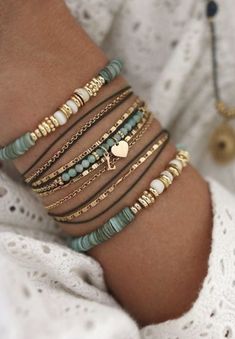 Boho Clay Bead Bracelet Ideas, Crystal Beaded Bracelets Diy, Trending Bracelets Diy, Heishi Beads Bracelet, Beaded Clay Bracelets, Trendy Beaded Bracelets 2023, Diy Bracelet Stacks, Boho Clay Bead Bracelets, Trending Bracelets 2024