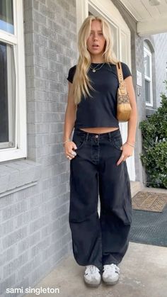 All Black Fits Aesthetic, Black Outfits For Cosmetology School, Feminine Masc Outfits, Alex Earle Outfit, Copahegan Style, Amanda Batula Outfits, Gray Oversized Shirt Outfits, Outfits For Tattooed Women, Julia Stiles Outfits