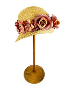 Romantic and elegant vintage style cloche straw hat adorned with a composition of quality fabric flowers in shades of old rose and purple, attached to a 50 millimeter grosgrain ribbon. Sewn with 5/6 milimeters very fine natural straw braid and finished at the end of the brim with an excellent Italian straw braiding work. The quality of the material provides flexibility, lightness and resistance for this elegant hat. Measurements in centimeters are 29 x 27 base. Crown height 12. For its elaborati Straw Cloche Hat, Vintage Straw Hat, Elegant Hat, Cloche Hats, Elegant Hats, Old Rose, Cloche Hat, Beautiful Hats, Custom Hats