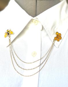 "Enamel Honey Bee + Honeycomb Collar Chain - Bumblebee Collar Pin - Collar Brooch - Lapel Pin - Bee Shirt Clasps - Enamel Bee Home Brooch - 806-B-R Approximately Size:  - Stainless Steel Chain Length - 12, 14, 16cm (3.5\", 4.5\" and 5.5\") - Total Chain Length with Charms: 15cm - Alloy Enamel Charm Piece - 2.26 x 1.52cm, Honeycomb: 2 x 1.6cm - Color: Gold - Package Include: One Collar Chain 100% Hand Made  - This gift set is ready to go. The color may slightly different with different display, we try our best to show its colour. https://www.etsy.com/ca/shop/AosCollection?ref=simple-shop-header-name&listing_id=801271129" Bee Vintage, Chain Brooch, Collar Clips, Man Suit, Brooch Men, Suit Shirt, Vintage Bee, Collar Chain, Look Retro