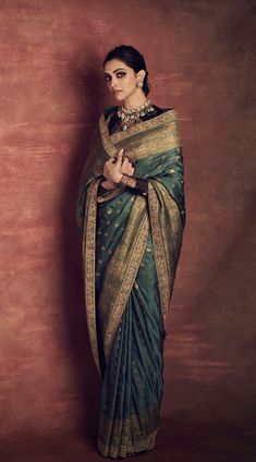 Royal Saree Look For Wedding, Royal Saree Look, Deepika Padukone Saree, Trending Sarees, Green Sari, Durga Pooja, Sabyasachi Sarees, Indian Sari Dress