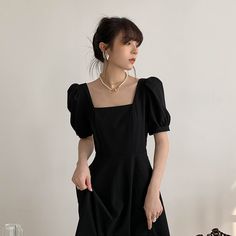 Long Skirt Boho, Style Black Dress, Korean Fashion Black, Chic French Style, Rich Fashion, Hepburn Style, Black Dress With Sleeves, Elegant Feminine, Small Black Dress