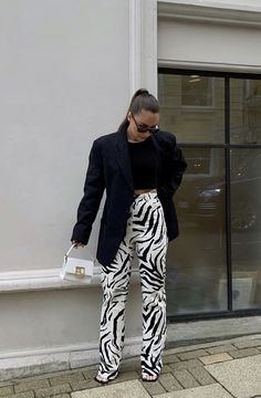 Uni Wardrobe, Zebra Outfit, Zebra Print Pants, Arizona Outfits, Zebra Pant, Jeans Outfit Fall, Print Pants, Outfit Winter, Blazer With Jeans