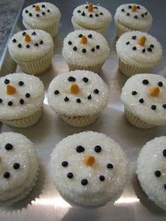 there are many cupcakes that have been decorated like snowmen