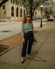 Madewell Style, What To Wear Fall, Blue And White Striped Shirt, Denim Vests, Summer Capsule, Spring Capsule Wardrobe, Linen Tee, Summer Capsule Wardrobe, Linen Tank