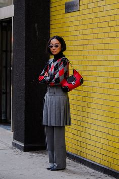 Street Wear With Skirt, Skirt Over Pants Outfits Street Styles, Skirt On Pants Street Styles, Skirt Over Pants Street Style, Dress Over Pants Street Style, Dress Over Pants Outfits, Skirt Pants Outfit, Skirt Over Pants Outfits, Skirts Over Pants