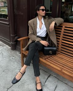 In the evolving landscape of work environments, mastering the art of putting together business casual outfits is more challenging than ever. Here’s how to choose the right office style essentials that strike the perfect balance between formal and casual wear. Look Formal, Office Outfits Women, Stylish Work Outfits, Minimal Chic, 가을 패션, Work Outfits Women, Business Casual Outfits